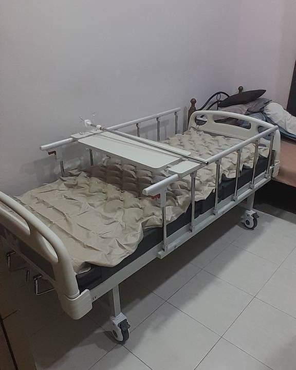 Penghantaran dan pemasangan katil hospital 2 Fungsi Manual dengan Bubble Ripple Mattress